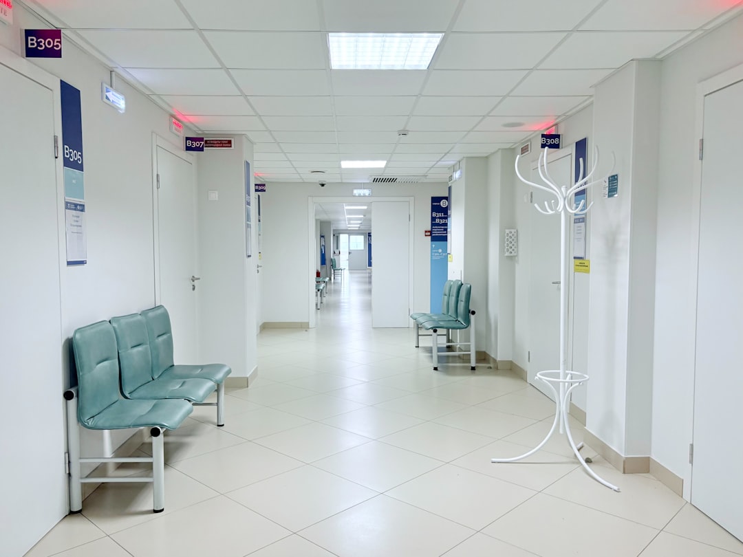 empty-hospital-corridor-with-benches-and-doors-pk-kuizxqv8